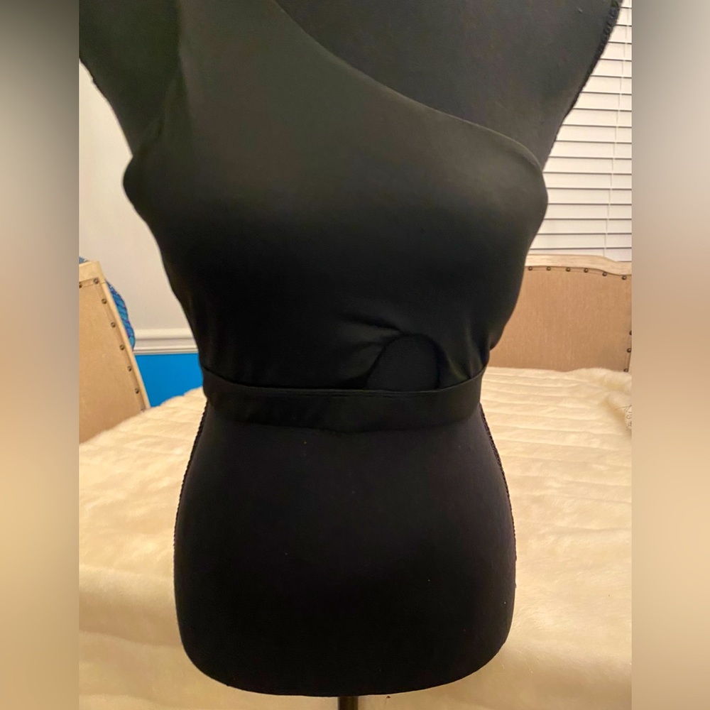 Stylish One Shoulder Halter Crop Top with Peep Keyhole Cut-Out Design